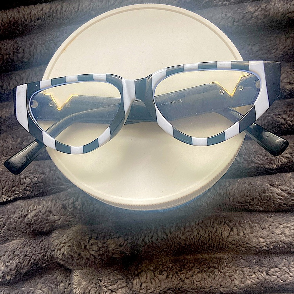 I’m selling these clear striped glasses